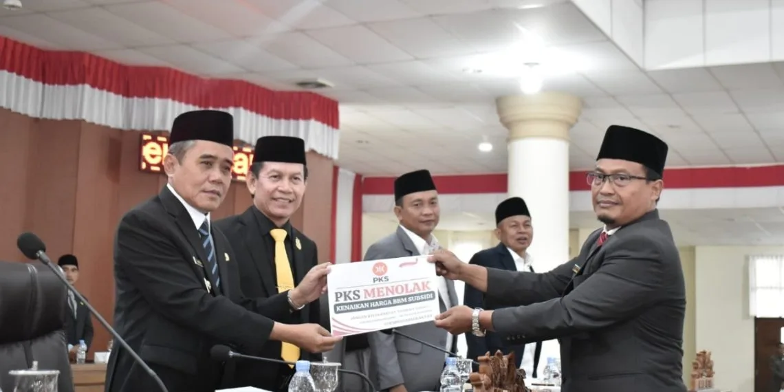 Husnul Anam bentangkan Kertas bertuliskan “PKS Tolak Kenaikan Harga BBM” di Rapat Paripurna XIII DPRD Ogan Ilir